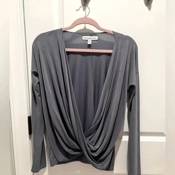 Abercrombie & Fitch Tops - Abercrombie & Fitch drapey long sleeve shirt size XS